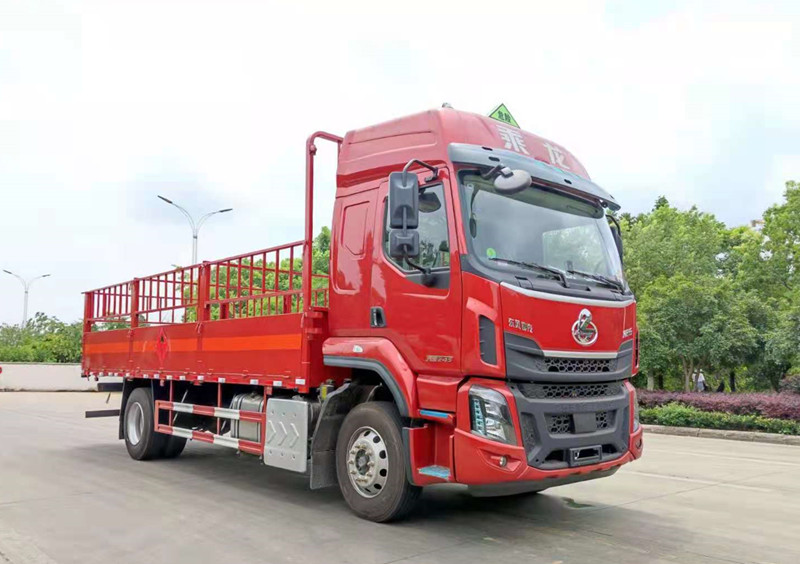 柳汽乘龍高頂雙臥6.8米貨廂氣瓶運(yùn)輸車