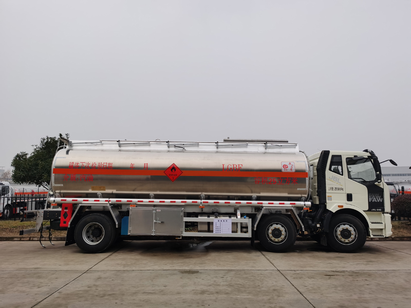 解放小三軸鋁合金油罐車(chē)