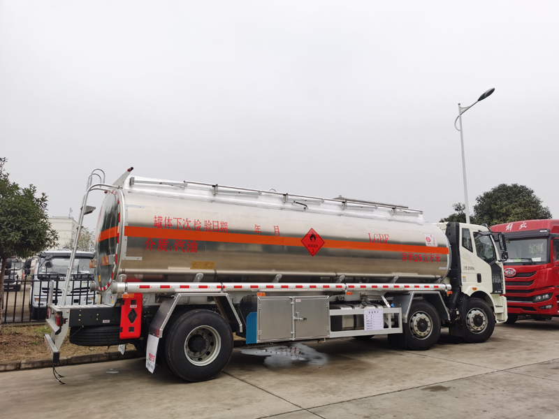 解放小三軸鋁合金油罐車(chē)