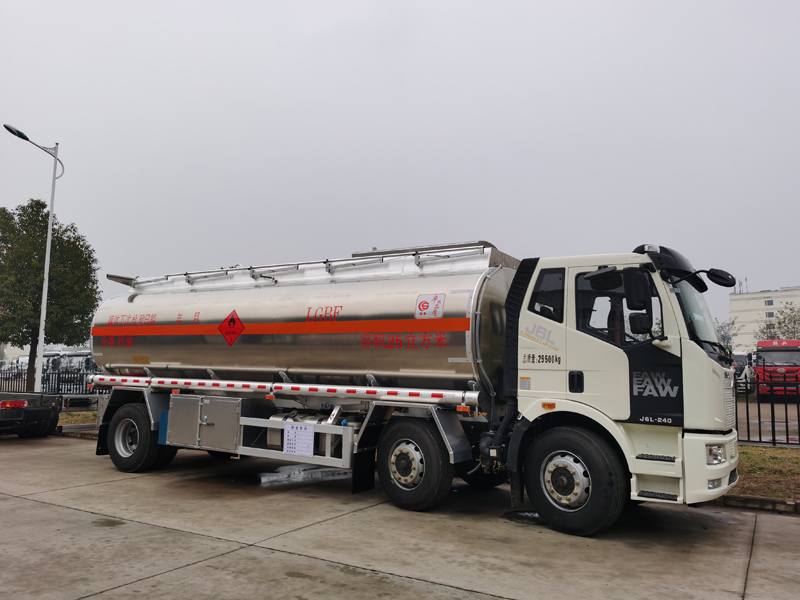 解放小三軸鋁合金油罐車(chē)