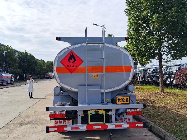 東風(fēng)8噸油罐車(chē)